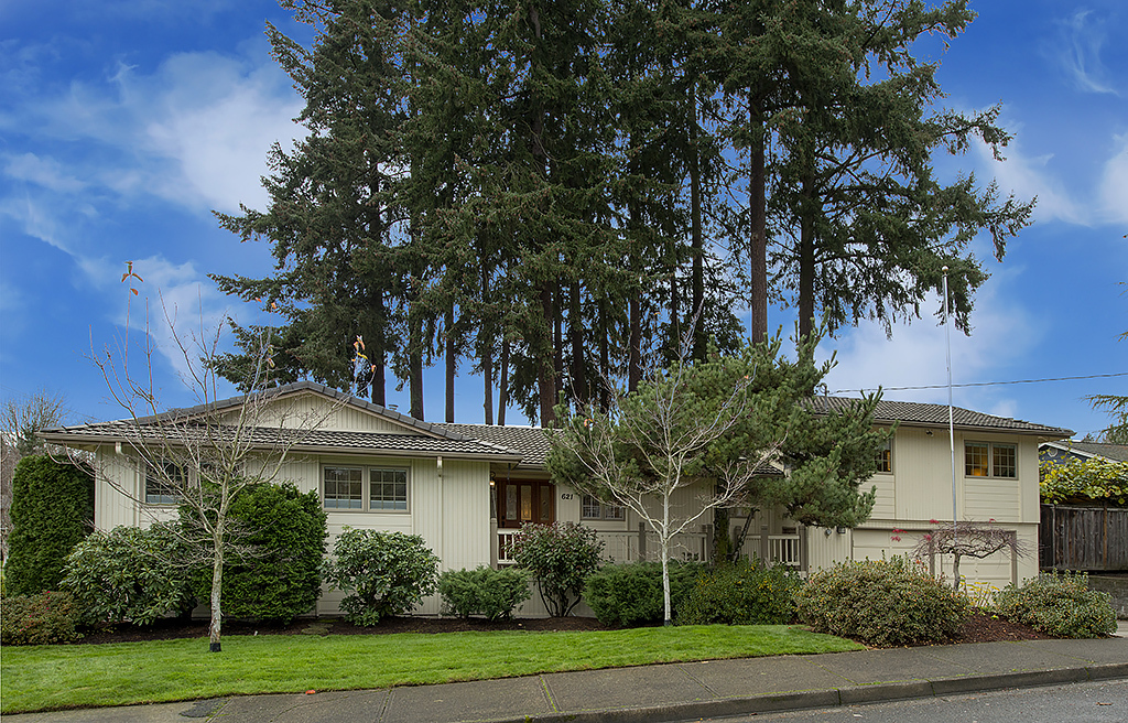 Property Photo:  621 128th Ave SE  WA 98005 