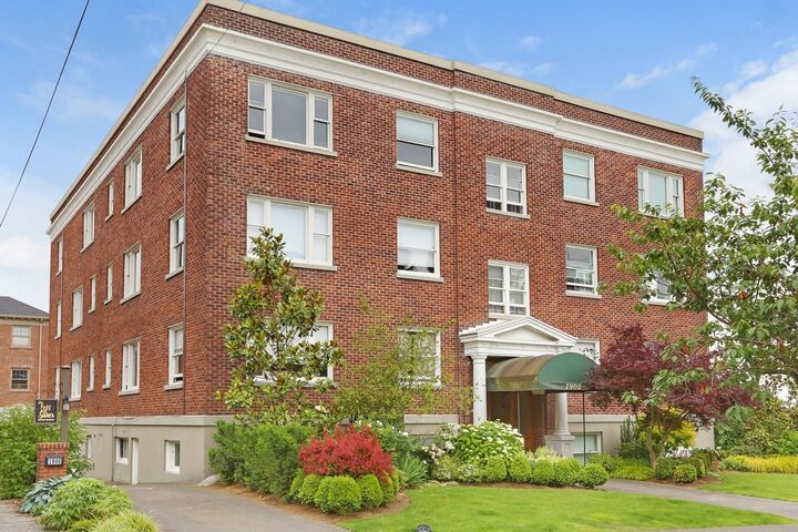 1902 Bigelow Ave N 402  Seattle WA 98109 photo