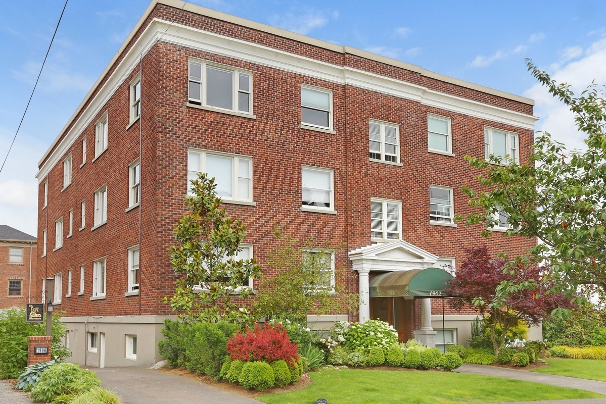 Property Photo:  1902 Bigelow Ave N 402  WA 98109 